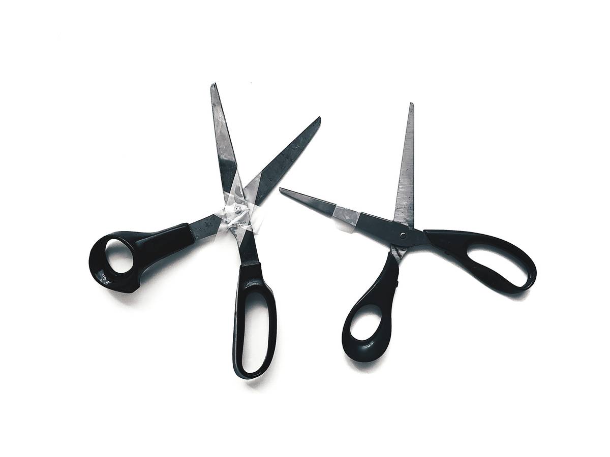 Comparison of high-quality brow styling scissors vs cheap imitations showing blade alignment