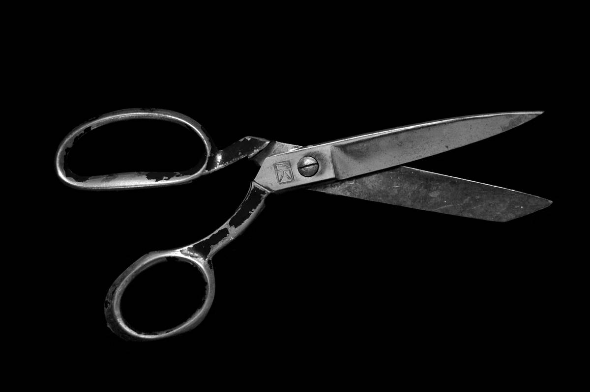 The Truth About Brow Grooming Scissors – And Why Most People Use Them Wrong