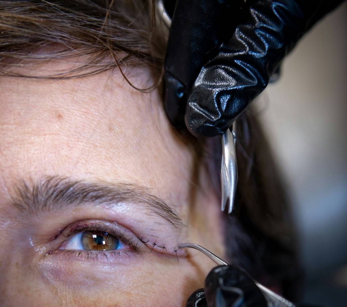 Comparison of beauty brow scissors vs cheap alternatives showing blade sharpness and control